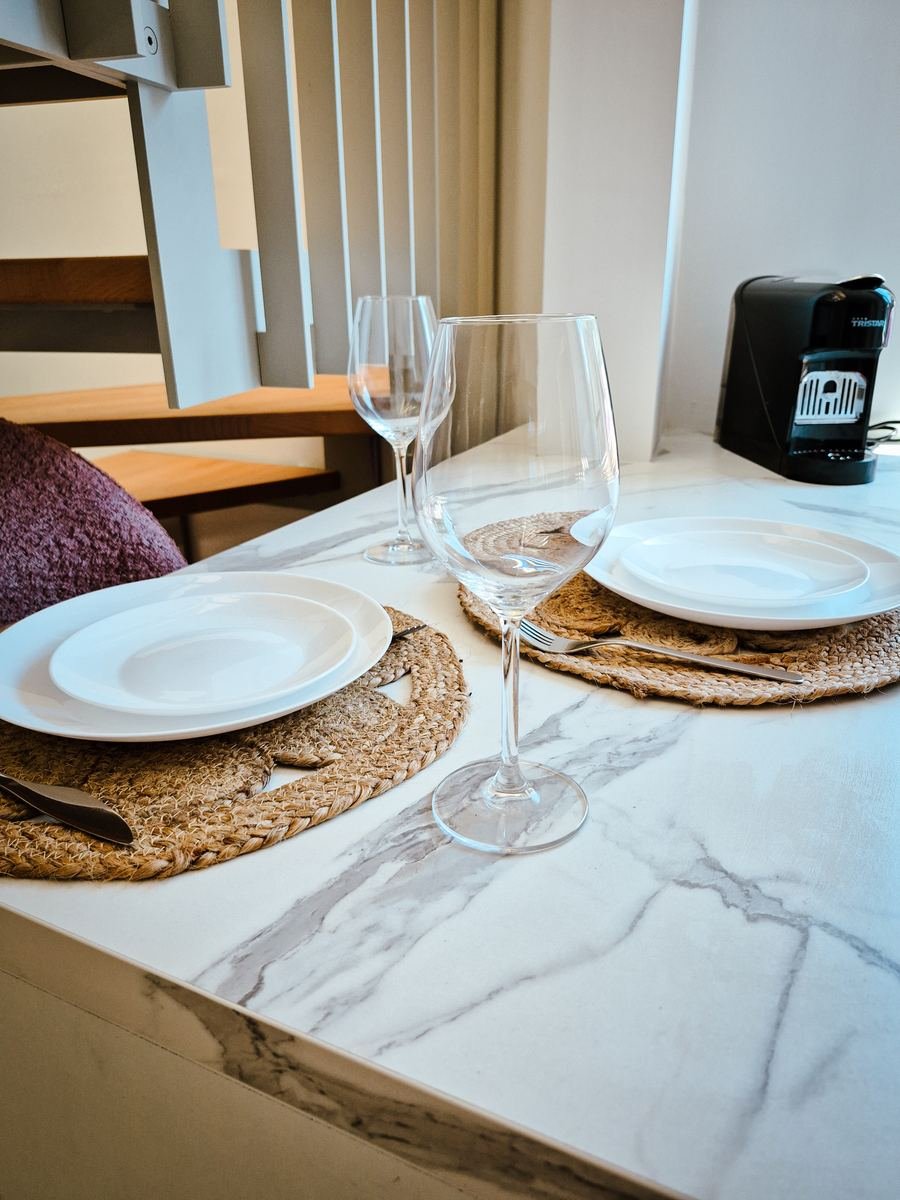 Table dressée pour un moment à deux à Maison H