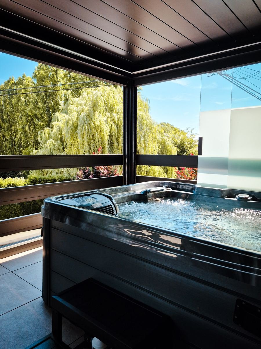 Jacuzzi privatif sous pergola bioclimatique à Maison H